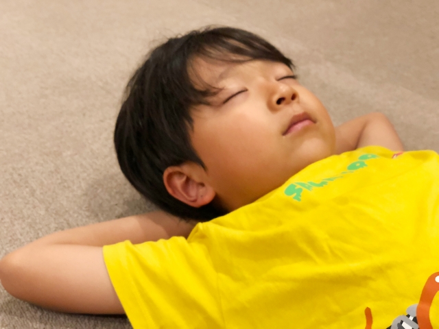 子どもの睡眠時間をスマホに奪われないために すぐにできるヒント